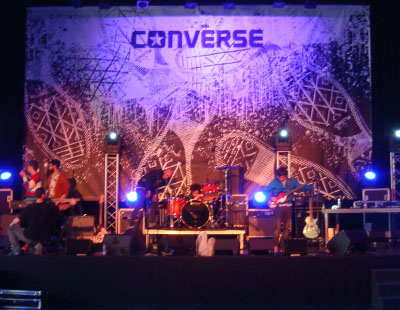 Montaje de lona impresa para evento musical Montaje de lona impresa para evento musical